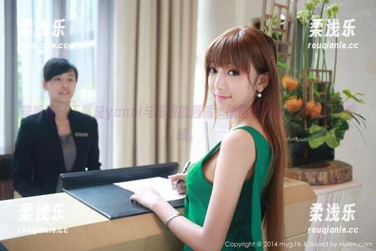 美媛馆 - 王馨瑶yanni与眼镜的邂逅，原图中似乎隐藏着万千情绪。