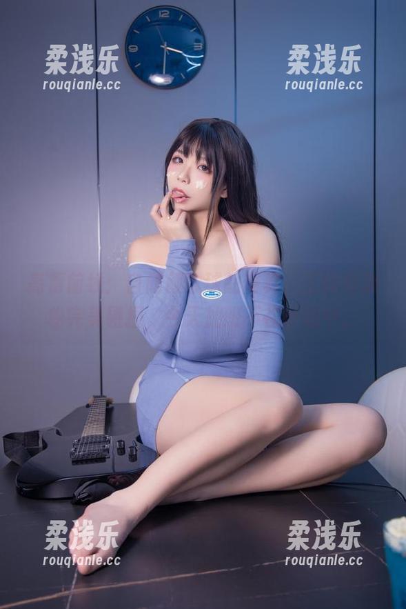 高清前线：自闭颜球球的写真，工作与放松完美碰撞，今天加班不在计划中。