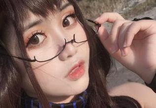 亲亲小花，嘿嘿少女，芊川一笑MNK的套图没想象中那么简单哦。