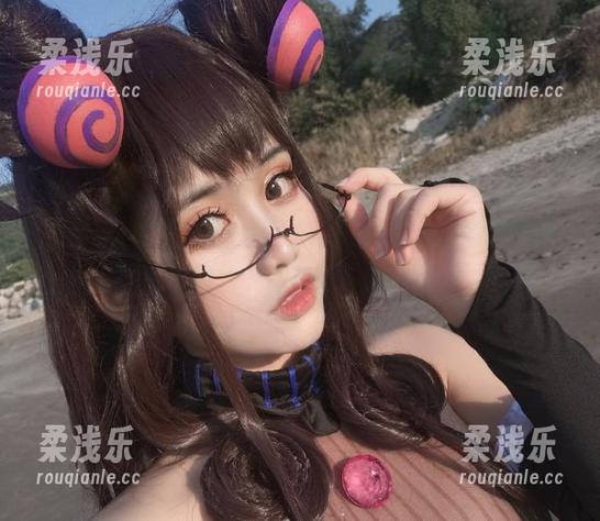 亲亲小花，嘿嘿少女，芊川一笑MNK的套图没想象中那么简单哦。