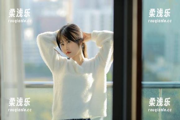 哇！萌芽儿o0穿着百合竞技泳衣的写真，资源从不缺，让人反复点击！