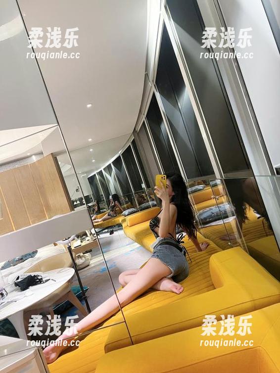 微密圈 - 葛征最新精选：红底高跟合集，一不小心就陷入氛围里了...