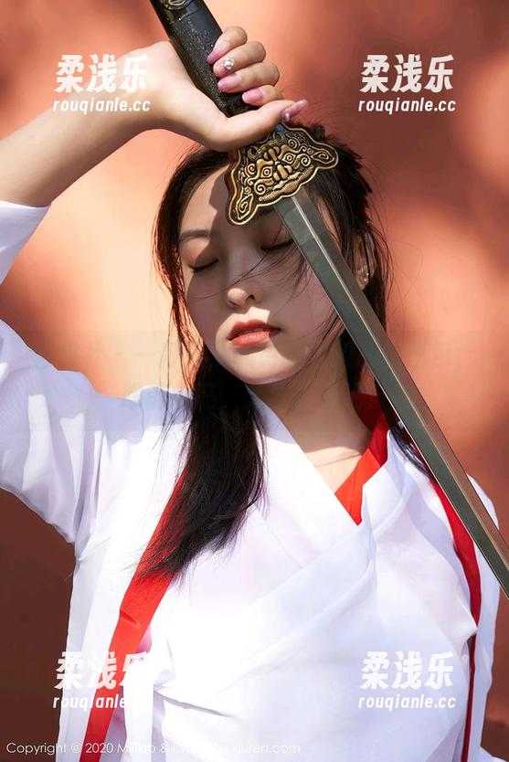 蜜桃社 - 一打开李颖诗的姐姐私拍图包，眼前一亮，太不乖了吧！