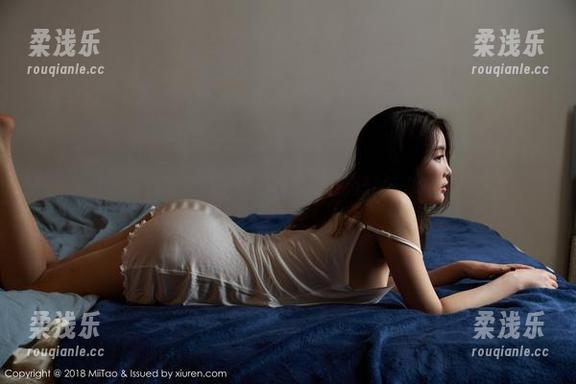 蜜桃社 - 免费照片，一窥结衣如何在浴缸与“水面”对话！