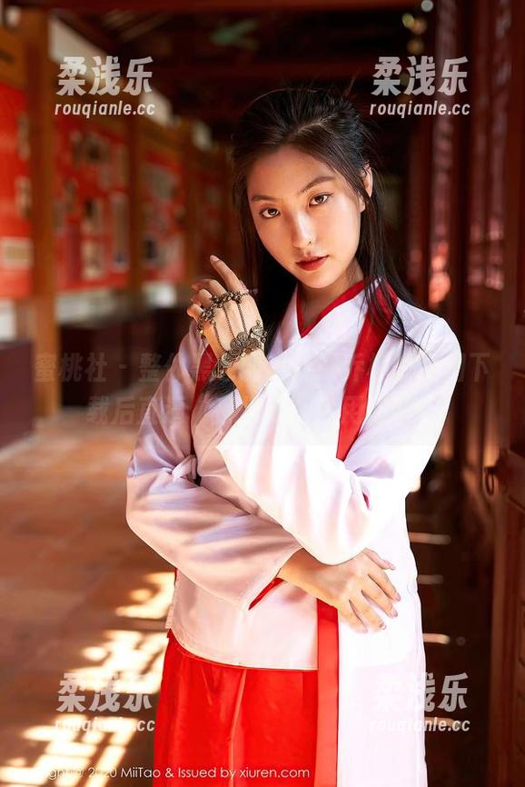 蜜桃社 - 整体黑色调，让顾乔楠的套图下载后直逼“夜行衣”实用指数！