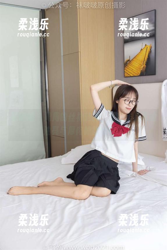 袜啵啵 - 周周的丝袜选择，写真作品里的油亮与厚肉如微妙交响