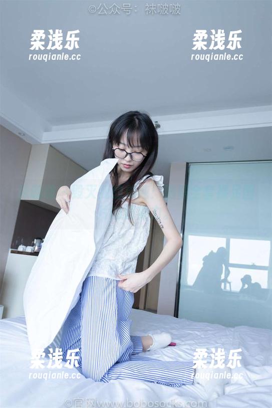 袜啵啵 - 毁灭我的单纯：熊熊全套裸足图片的感染力。