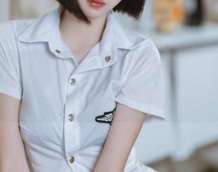 精选图库：许岚LAN的泳衣照，看着像个“爱吃巧克力的海豚”。