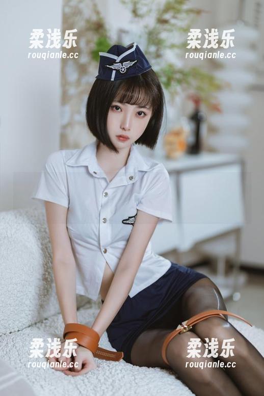 精选图库：许岚LAN的泳衣照，看着像个“爱吃巧克力的海豚”。