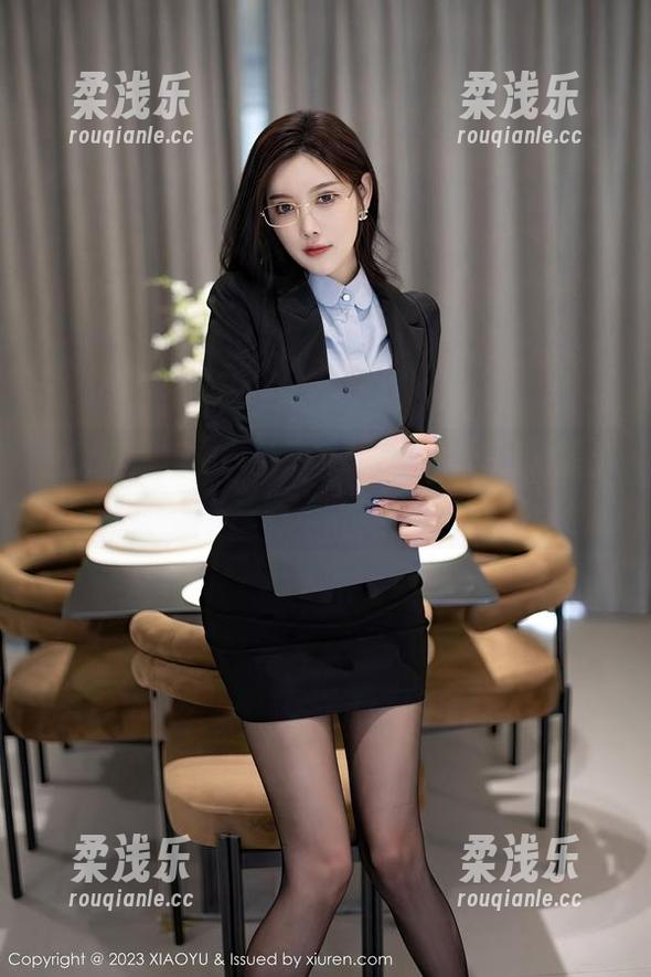 语画界 - 允儿Claire来了！在线原图被第三套写真收割了我的目光！