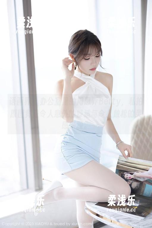 语画界-周思乔Betty 语画界 - 办公室里的周思乔Betty,私拍原图竟是令人意外的舒适与令人放松的灵感来源。