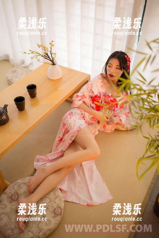 轰趴猫-可乐Vicky 轰趴猫 - 看可乐Vicky的温柔写真,难道她在人间清新脱俗的?回答有点复杂。