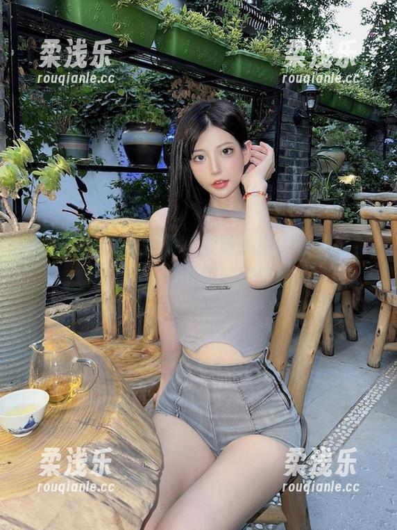 陈妮妮UNI 微密圈 - 透过屏幕,被陈妮妮UNI的水手服盯着,在线美图好想躲。