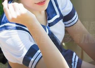 青豆客 – 杨上萱全新写真：带着皮衣的态度，让人不由自主想多看几眼。