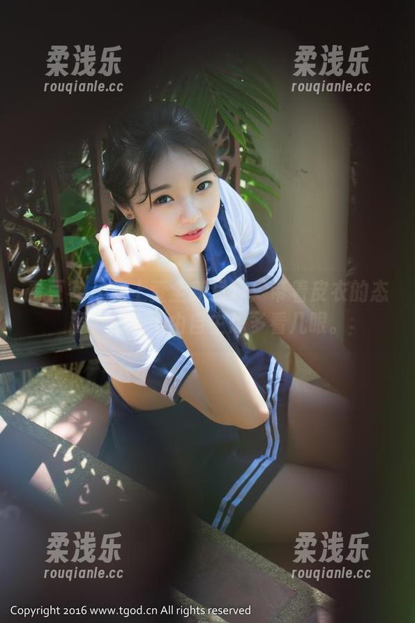 青豆客-杨上萱 青豆客 - 杨上萱全新写真:带着皮衣的态度,让人不由自主想多看几眼。