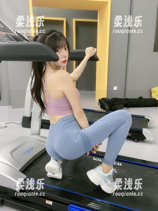香草喵露露的粉色写真，好像一股温柔的春风，连壁纸都情不自禁！