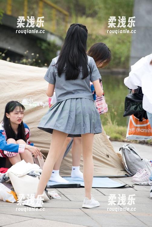 魔镜街拍-婷婷 魔镜街拍 - 婷婷的灰裙大冒险——OL界的包臀气质!图包分享!