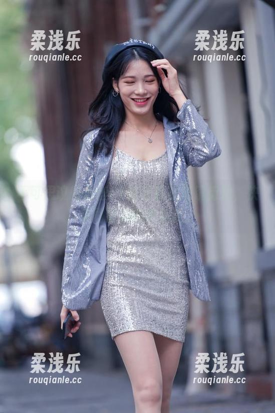 不可思议的黑丝OL资源就在魔镜街拍，快来刷新你的审美观。