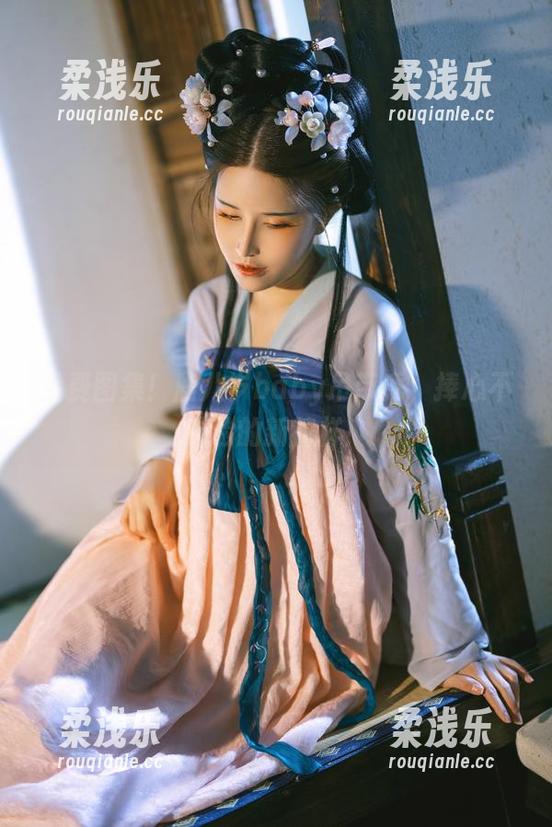 鹿八岁baby 免费图集!鹿八岁baby吊带秀,捧心不捧脸的新花样!