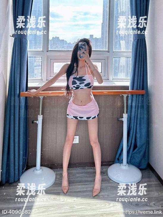 微密圈 - 一言不合就想翻看黎允熙的图包，她的玉足真的让我忘记了眼前的事情。